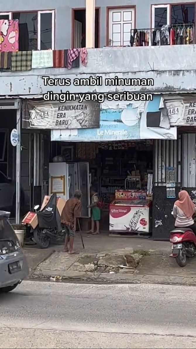 jemput cucunya pulang sekolah jalan kaki pakai tongkat aksi kakek ini bikin haru