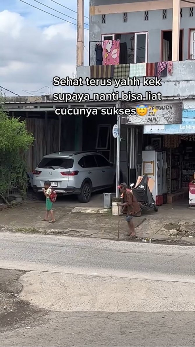 jemput cucunya pulang sekolah jalan kaki pakai tongkat aksi kakek ini bikin haru