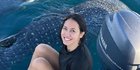 Cantik Tanpa Make Up, Intip Momen Pevita Pearce Berenang Bareng Hiu Tutul