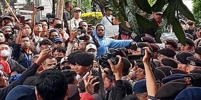 Sidang Memanas, Pendukung Teriak Minta Haris-Fathia saat Luhut Beri Kesaksian