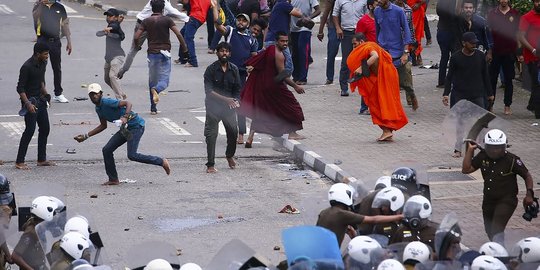 Bentrokan Massa Anti-Pemerintah dengan Aparat Sri Lanka Kembali Mencekam