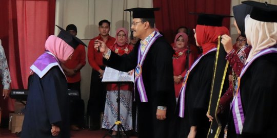 Wisuda 290 orang Lansia, Gus Ipul: Lansia Harus Sehat, Produktif dan Bahagia