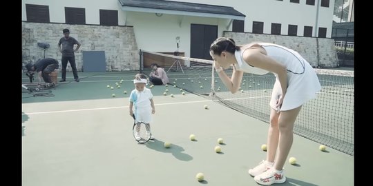 Gemasnya Luna Maya Ajak Rayyanza Latihan Tenis, Netizen 'Cocok Nih Punya Anak'