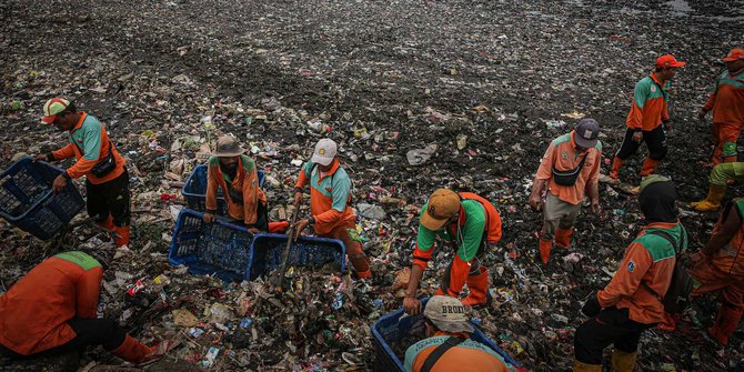 Penampakan Lautan Sampah di Pesisir Jakarta yang Bikin Nyesek