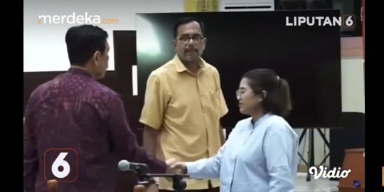 Haris dan Fatia Salami Luhut Usai Sidang Kasus Pencemaran Nama Baik