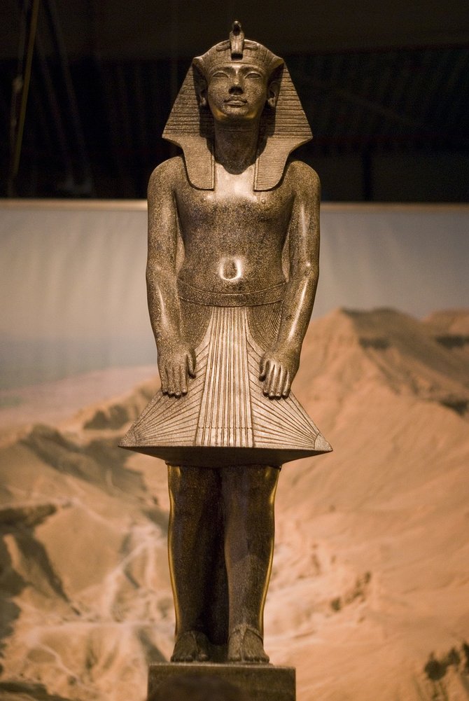 patung makam tutankhamun