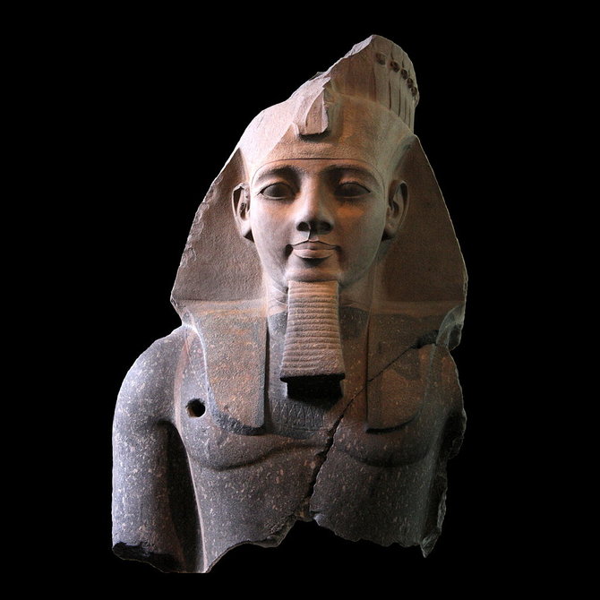 patung ramses ii dari kerajaan mesir