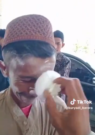 viral momen bapak ikut diberi bedak di acara pemberkatan bayi bikin ngakak warganet