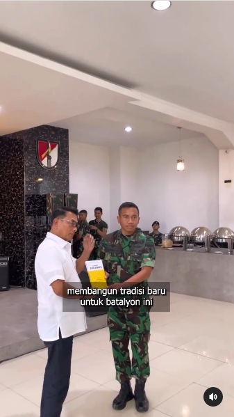 didampingi mayjen tni eks panglima ke prajurit