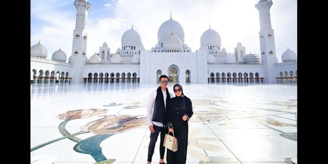 Liburan di Dubai, ini 6 Potret Syahrini Berkunjung ke Masjid Sheikh Zayed Abu Dhabi