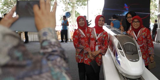 Ajak Anggota DPR, Menko Luhut Jajal Kereta Cepat dengan Kecepatan 300 Km/Jam