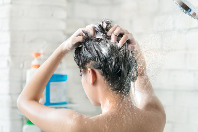12 tips ampuh atasi rambut mengembang yang gampang kusut biar lebih halus dan lembut