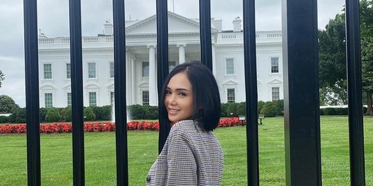 Potret Cantik Yuni Shara Pose di Depan White House, Penampilannya jadi Sorotan