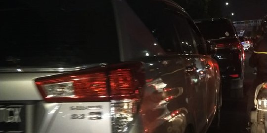 Jumat Malam Jalan Gatsu Arah Slipi Macet Parah, Pemotor Minggir di Trotoar Istirahat
