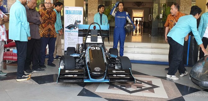 mahasiswa uns luncurkan mobil formula