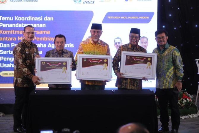 mentan syl saat temu koordinasi dan penandatanganan komitmen bersama mitra pembiayaan dan pelaku agribisnis