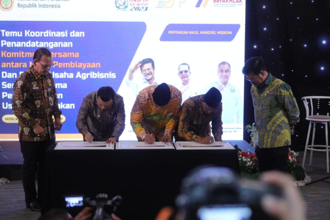 mentan syl saat temu koordinasi dan penandatanganan komitmen bersama mitra pembiayaan dan pelaku agribisnis