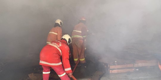 Petaka Puntung Rokok di Gudang Kardus