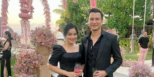 Couple Goals! Titi Kamal & Christian Sugiono Tampil Serasi di Nikahan Adinia Wirasti