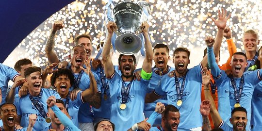 Euforia Manchester City Angkat Piala Liga Champions 2022/2023 di Podium