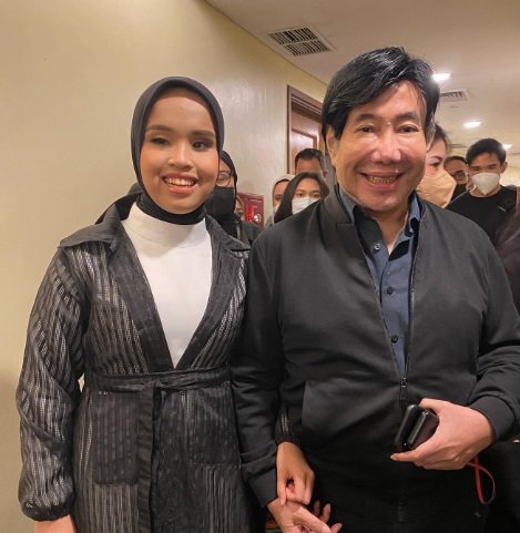 putri ariani bukan sosok sembarangan ini potretnya dengan anak presiden soekarno