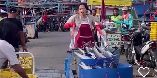 Dorong Gerobak di Pelabuhan, Penampakan Titi Kamal 'jadi' Penjual Ikan