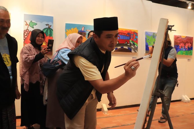 wakil wali kota pasuruan adi wibowo membuka pameran seni rupa ceria warna anak negeri