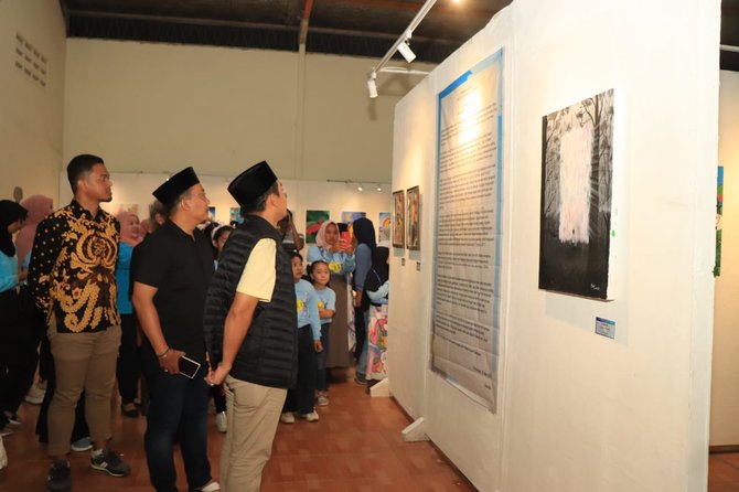 wakil wali kota pasuruan adi wibowo membuka pameran seni rupa ceria warna anak negeri