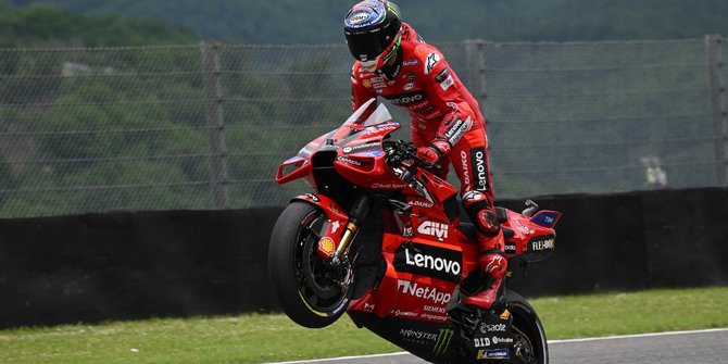 Aksi Ngetrail Francesco Bagnaia Asapi Marc Marquez di Sprint Race MotoGP Italia 2023