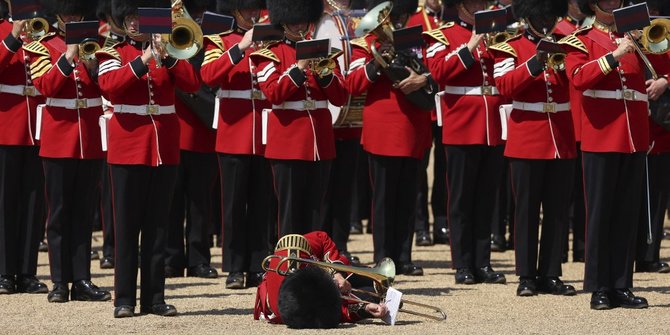 Sejumlah Tentara Inggris Pingsan saat Parade Militer di Tengah Cuaca Panas