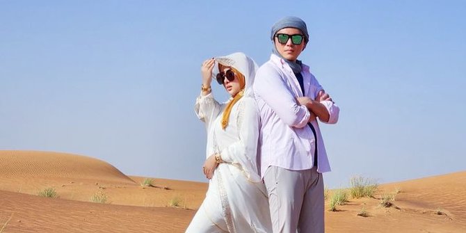 10 Potret Syahrini Abadikan Momen di Gurun Pasir Dubai Bareng Suami, Romantis Banget!