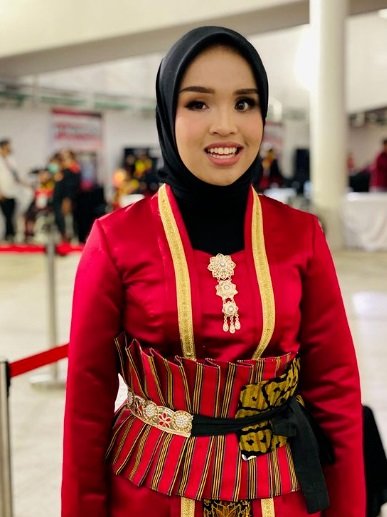 putri ariani bukan sosok sembarangan ini potretnya dengan anak presiden soekarno