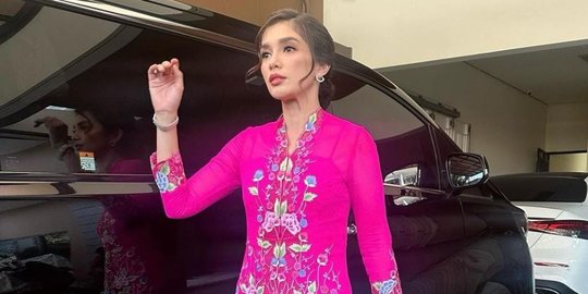 Ussy Sulistiawaty Tampil Stunning Berbaju Pink, Netizen Soroti Tubuh yang Makin Kurus