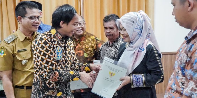Serahkan Puluhan Sertifikat di Bandung, Wamen ATR: Dijaga, Fotocopy Kalau Perlu