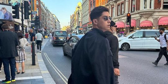 6 Potret Al Ghazali Jalan-jalan di London, Penampilannya Bikin Netizen Terpesona