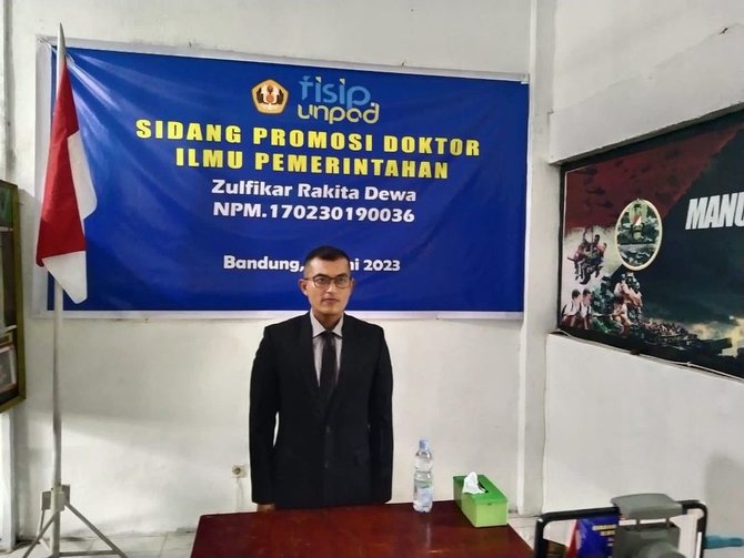 mayor tni zulfikar anak deddy mizwar raih gelar doktor dengan ipk sempurna