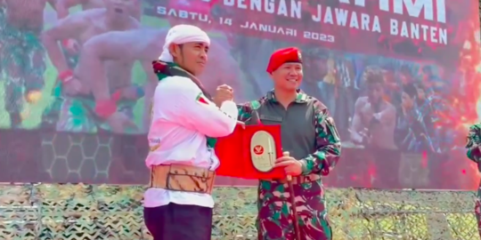 Begini jadinya Kopassus Bertemu Para Jawara Banten, Komandan Dihadiahi Golok 'Sakti'
