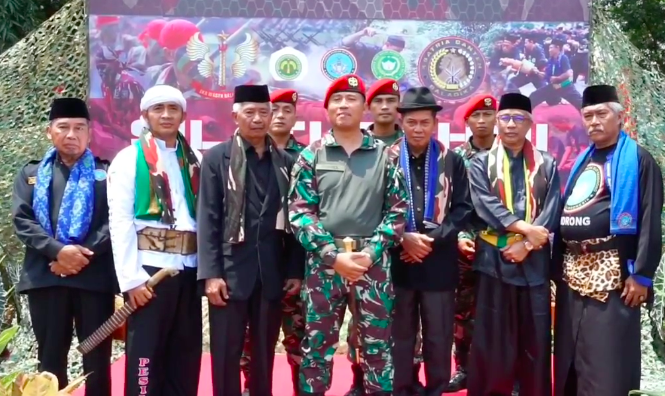 begini jadinya kopassus bertemu para jawara banten komandan dihadiahi golok 039sakti039