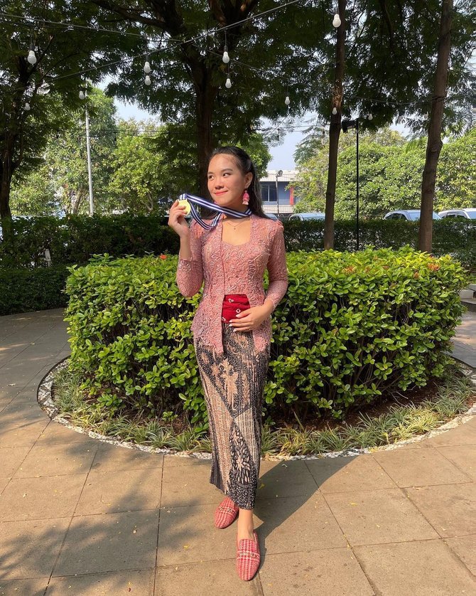jarang tersorot ini potret kirana putri andhika kangen band yang baru wisuda smp