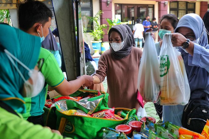 warga serbu sembako murah di tengah kenaikan harga bbm