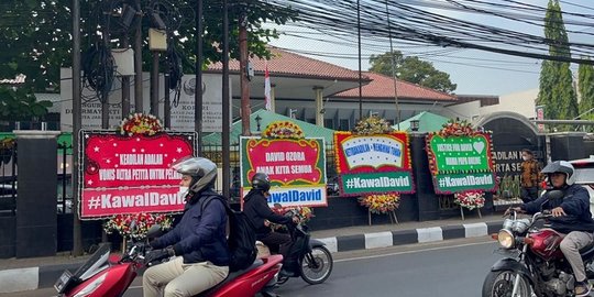 Karangan Bunga Dukung David Berjejer PN Jaksel: Jangan Sampai Cuan Membeli Keadilan