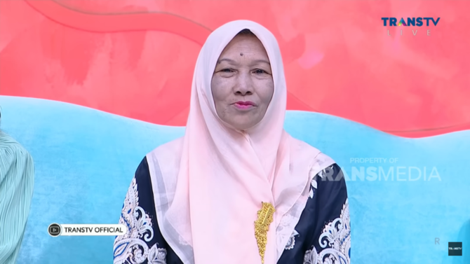 nenek habibah yang viral saat bernyanyi lagu india