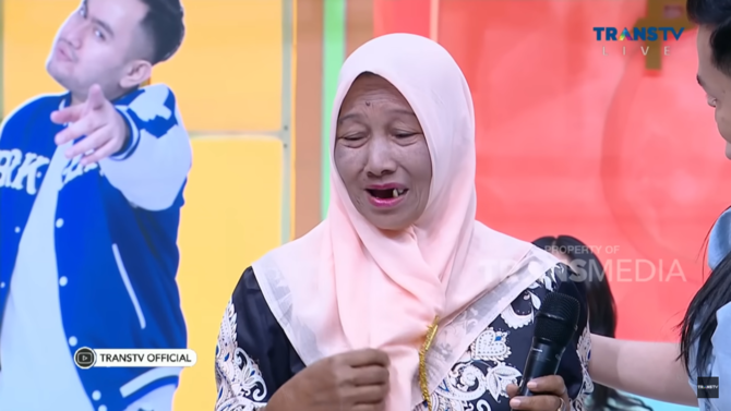 nenek habibah yang viral saat bernyanyi lagu india