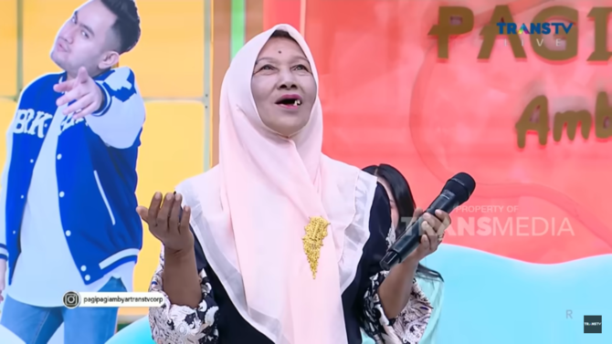 nenek habibah yang viral saat bernyanyi lagu india