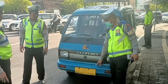 Viral Bule Amerika Serikat Narik Angkot di Bali