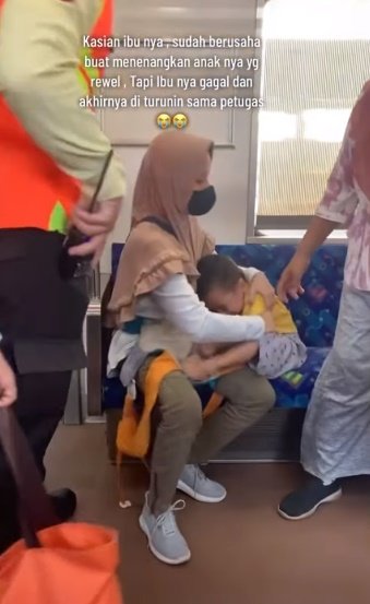 anak rewel ibu diturunkan petugas kereta