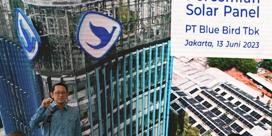 Blue Bird Siap Reduksi 2.000 Ton Emisi Karbon per Tahun dengan Panel Surya