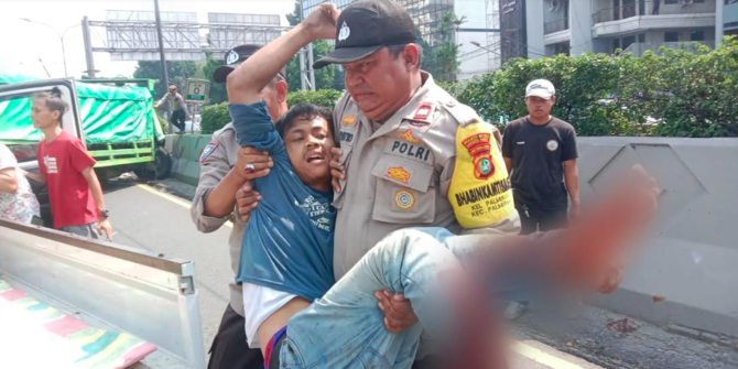 Momen Dramatis, Polisi Selamatkan Kernet Truk Terjepit Usai Kecelakaan di Tol Tomang