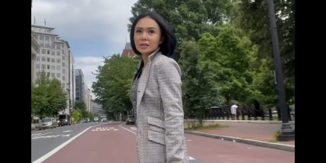 Potret Jalan-jalan Yuni Shara Bikin Salfok Netizen 'Cantik dan Awet Muda'