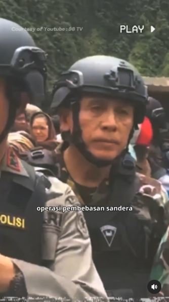 jenderal polisi tenteng senjata cerita ditembaki kkb saat bebaskan sandera di papua